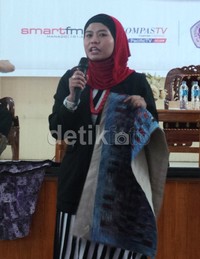     Titin Agustina. Pendiri Kraviti, sebuah kerajinan dari kain perca Batik. Lewat wirausaha kain perca ini, Titin memberdayakan napi wanita di Lapas Sukamiskin. Keuntungan dari penjualan produk Kraviti-nya, juga disisihkan sebagian untuk para napi yang 'bekerja' kepadanya.     