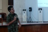     Pradipta adalah seorang dokter umum lulusan Fakultas Kedokteran UI. Sementara Fiona adalah mahasiswi S2 Universitas Parahiyangan Bandung.