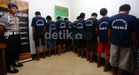 Para pelaku pencurian dihadirkan dalam jumpa pers di Mapolres Jakarta Timur, Senin (3/2/2014).