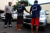 Dua orang pelaku menunjukkan hasil pencurian di halaman Mapolres Jakarta Timur.