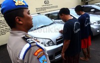 Tiga unit mobil yang diamankan dari para pelaku adalah Daihatsu Terios, mobil Toyota, dan potongan dumb truck.