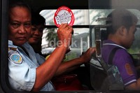 Stiker yang dibagikan bertuliskan Pantau Pemilu 2014.