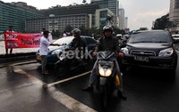 Para aktivis KIPP membagikan stiker kepada pengendara sepeda motor.