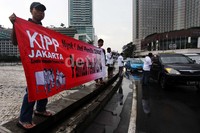 Para aktivis KIPP juga membantangkan spanduk.