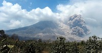 Gunung Sinabung menyemburkan awan panas. AFP/Adek Berry.