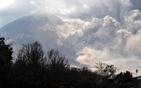 Luncuran awan panas terlihat tebal. Pada pukul 12.30 WIB, Senin (3/2/2014), berdasarkan informasi dari PVMBG terjadi erupsi setinggi 2.500 meter dan luncuran awan panas 2.500 meter. AFP/Adek Berry.