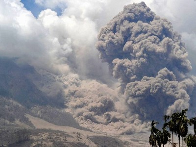 Sinabung Muntahkan Awan Panas