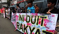 Massa yang tergabung dalam Koalisi Calon DPD RI Anti-diskriminasi Penyelenggaraan Pemilu ini membawa spanduk dengan gambar uang.