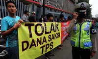 Mereka menolak Bawaslu menjadi pejuang untuk penyaluran dana saksi partai politik.