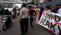 Aksi ini dijaga sejumlah aparat kepolisian.