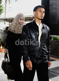     Seperti biasa, Darin datang dengan didampingi seorang laki-laki. Mengenakan baju gamis warna hitam, Darin kini mulai irit bicara. (Lamhot Aritonang/detikFoto).