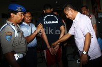     Dengan tangan diborgol, Ido dihadirkan dalam jumpa pers di Mapolres Jakarta Timur.