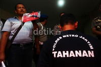    Polisi menunjukkan pisau yang digunakan Ido untuk membunuh Feby. 