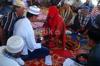 Pernikahan dilakukan di bawah tenda dengan disaksikan keluarga dan pengungsi.