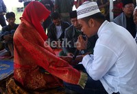 Pasangan pengantin mengucapkan janji nikah.