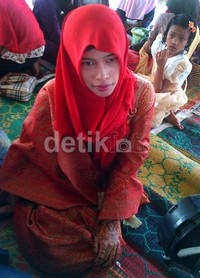 Dalam pernikahan tersebut, mempelai wanita mengenakan busana dan kerudung berwarna merah. 