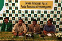 (Kiri ke kanan) Wasekjen PPP Joko Purwanto, Wakil Ketua Umum PPP Lukman Hakim Saifuddin, Sekjen PPP Romahurmuziy, dan Ketua DPP PPP Aunur Rofiq memberikan keterangan pers terkait penyelenggaraan Muspida di Jakarta, Senin (3/2/2014).