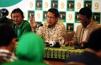 Lukman Hakim Saifuddin (tengah) didampingi Joko Purwanto (kiri) dan Romahurmuziy (kanan) memberikan keterangan. Menurut mereka Muspida tersebut akan digelar di Bandung.
