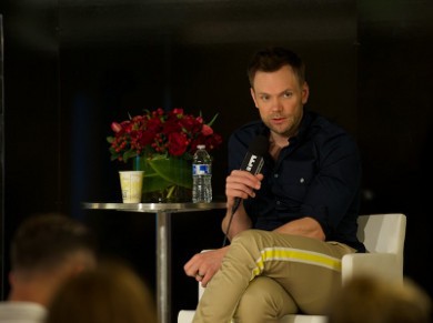 Joel McHale, Sang Pencela Panggung Hiburan