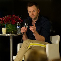 Joel McHale, Sang Pencela Panggung Hiburan
