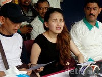 Senang banget, bisa nyanyi bareng dan semoga tadi mereka merasa terhibur, kata Ayu.