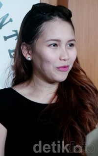 Tak hanya menyanyikan dua lagu, Ayu juga membawa bantuan seperti popok, pampers, dan kebutuhan sembako lainnya.