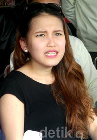Ayu Ting Ting saat mengunjungi korban banjir di Cililitan Kecil, Kramat Jati, Jakarta Timur akhir pekan lalu.