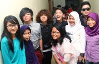 Coboy Junior bersama fans saat ditemui di kawasan Kebon Jeruk, Jakarta Barat.