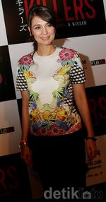 Tampak Lelah, Luna Maya Tetap Tersenyum