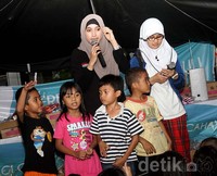 Meyda berbagi bersama para korban banjir. Gus Mun/detikHOT.