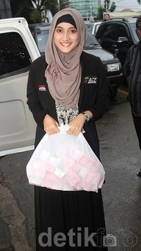 Ia membawa bantuan berupa susu. Gus Mun/detikHOT.