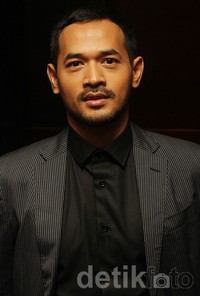 Oka memerankan karakter seorang jurnalis yang menulis cerita tentang koruptor terbesar. Gus Mun/detikHOT.