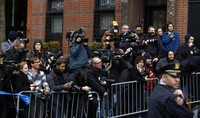 Para awak media menunggu di depan apartemen di New York, Amerika Serikat. REUTERS/Joshua Lott.