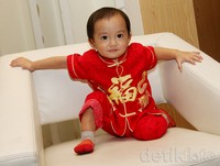 Saga bergaya dengan baju serba merah khas imlek. Gus Mun/detikHOT.
