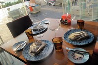 Restoran Bene dikelilingi dinding kaca. Jadi, sambil bersantap, pelanggan dapat melihat pemandangan kolam renang dan pantai Kuta yang ada di seberang hotel.