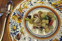 Insalata di polpo con patate e asparagi. Antipasti (makanan pembuka) ini terdiri dari gurita, kentang, asparagus, tomat ceri, dan zaitun hitam yang disirami minyak zaitun dan cacahan parsley.