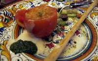 Pomodori con riso, risotto diletakkan di wadah tomat yang telah dibuang bijinya. Hidangan ini disajikan bersama saus keju, basil pesto, tumisan zaitun hitam, kentang, dan asparagus, serta breadstick.