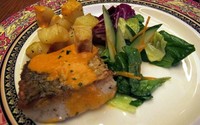 Barramundi di pomodoro con patate arrosto e mista, fillet ikan barramundi dituangi saus tomat, dihidangkan bersama kentang panggang dan salad.