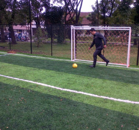 Pantau Taman Persib, Ridwan Kamil Main Bola