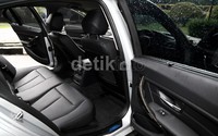  Interior Masuk ke dalam kabin, BMW 320i dengan tampilan yang cukup mewah. Terlihat dari jok elektrik, yang dibalut bahan kulit berkualitas.