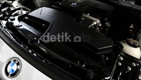 Mesin ukuran sedang ini mencuatkan tenaga mencapai 135 (184) pada 5.000 rpm dan torsi 270 Nm pada 1.250-4.500 rpm. Memang mesin ini cukup lemot di putaran bawah ketika menggunakan drive Eco Pro, tapi perpidahan giginya lumayan halus.