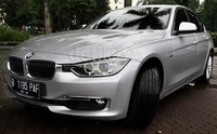 Belum lagi pelek jari-jari ukuran 16 inci ban 205/60 di depan dan belakang yang kian menambah nilai sporty sedan ini.