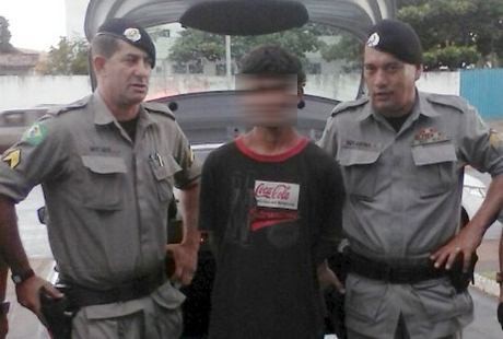 Astaga! Usai Mencuri Pria Ini Malah Bercinta dengan Manekin