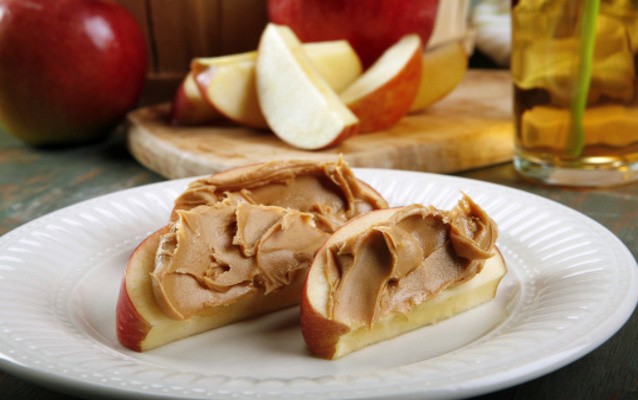 Ngemil Kacang dan Apel Agar Berat Badan Lebih Cepat Turun