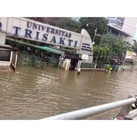 Jalan S Parman di Depan Universitas Trisaksi Terendam Banjir