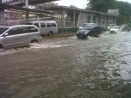 Imbas Genangan Air 30 Cm di Jl Gunung Sahari, Lalin Jl Juanda Macet