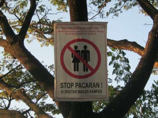Ini Tanda Peringatan Unik, Stop Pacaran di Sekitar Masjid Kampus Unhas!