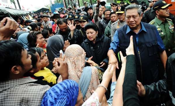 Menuju Pekalongan, SBY dan Ibu Ani Naik Kereta Api