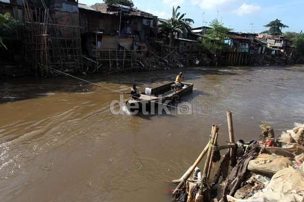 Begini Ritual Warga Mengusir Hantu Ciliwung