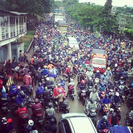 Beginilah Macet Horor di Jl Daan Mogot Akibat Jalan Kebanjiran